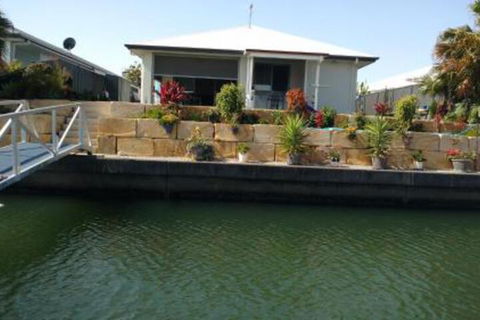 M & Ts Waterfront Bed & Breakfast - Holiday Sunshine Coast 0