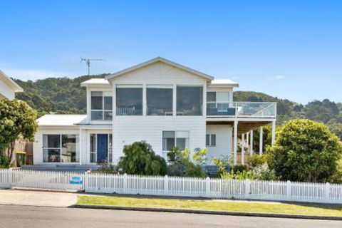 Art House - Holiday Sunshine Coast 0