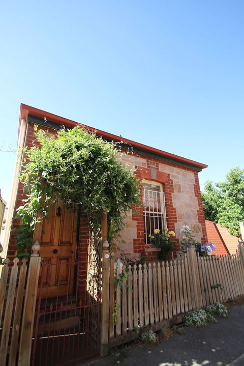 Adelaide Heritage Cottages & Apartments - Holiday Sunshine Coast 1