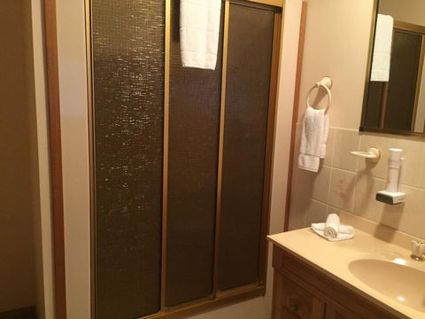 Glenaire Apartments On Frazer St - Sunshine Coast Tourism 3
