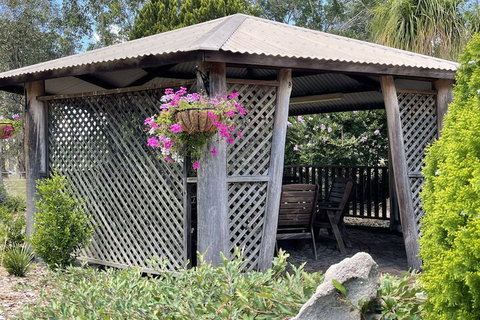 Crows Nest Motel - Holiday Sunshine Coast 1