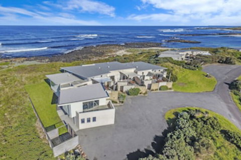 HEARNS BEACHSIDE VILLA 2 - Sunshine Coast Tourism 0