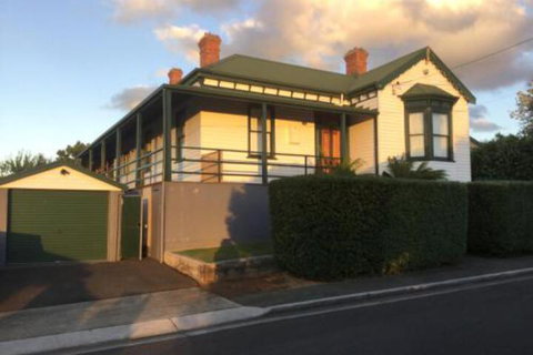 Pump Jack B & B - Holiday Sunshine Coast 0