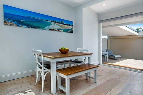 Stylish Manly Beach House Moments From Beach - Sunshine Coast Tourism 5