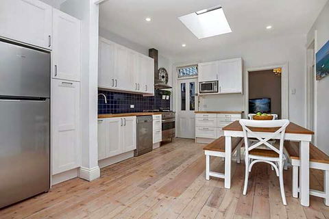 Stylish Manly Beach House Moments From Beach - Sunshine Coast Tourism 3