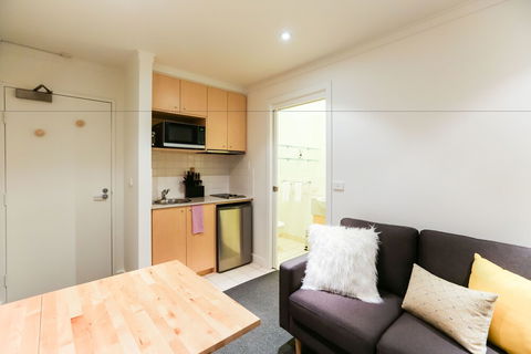 WILLOW, Carlton Studio Apartment - Holiday Sunshine Coast 1
