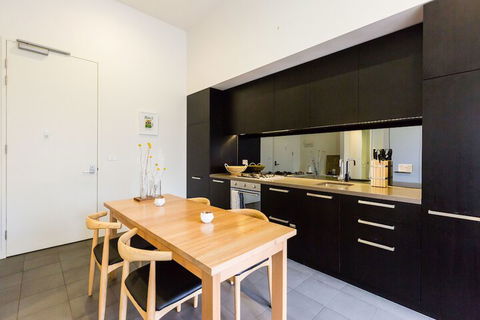 GEORGE, 1BDR North Melbourne Apartment - Sunshine Coast Tourism 3