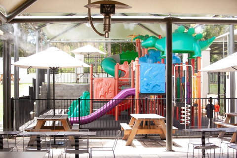 Bateau Bay Hotel - Holiday Sunshine Coast 3