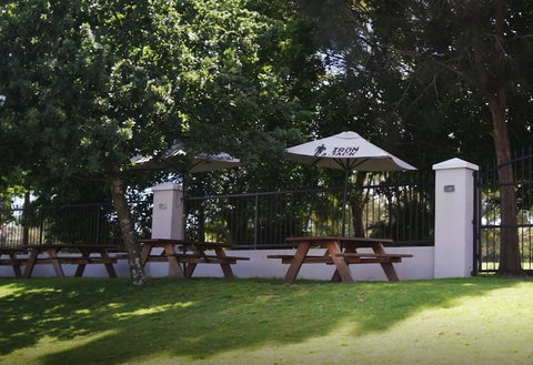 Bateau Bay Hotel - Holiday Sunshine Coast 0