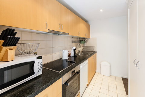 NAOMI, 2BDR South Melbourne Apartment - Holiday Sunshine Coast 4