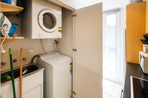 NAOMI, 2BDR South Melbourne Apartment - Holiday Sunshine Coast 0