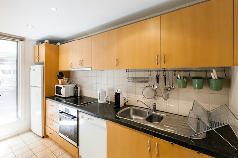 NAOMI, 2BDR South Melbourne Apartment - Holiday Sunshine Coast 3