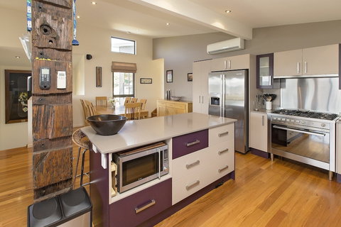 Ned Kelly's Retreat - Sophisticated Style With Modern Convenience And Magical Outlook - Sunshine Coast Tourism 5