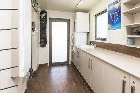 Ned Kelly's Retreat - Sophisticated Style With Modern Convenience And Magical Outlook - Sunshine Coast Tourism 0