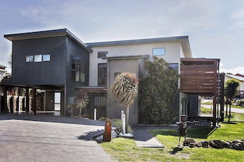 Ned Kelly's Retreat - Sophisticated Style With Modern Convenience And Magical Outlook - Sunshine Coast Tourism 2
