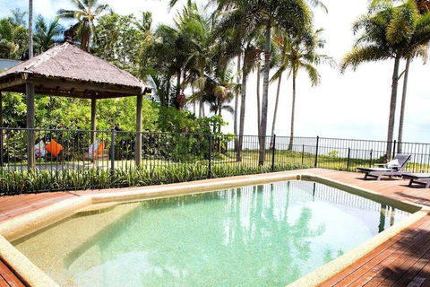 Absolute BeachFront Bliss @ Newell Beach - Holiday Sunshine Coast 4