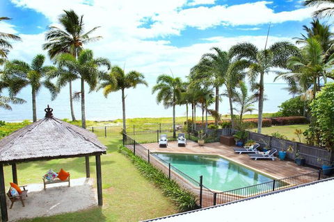 Absolute BeachFront Bliss @ Newell Beach - Holiday Sunshine Coast 3