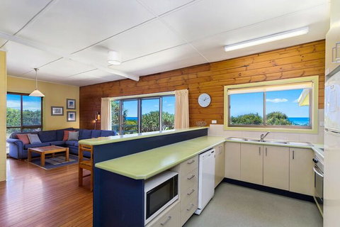 Sandpiper Beach Front House - Holiday Sunshine Coast 3