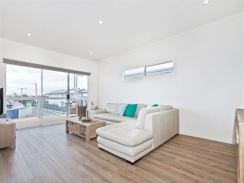 Seas The Day - Holiday Sunshine Coast 0