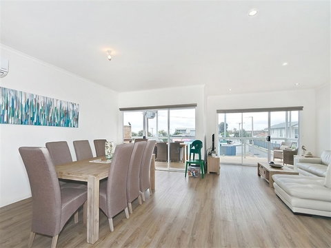 Seas The Day - Holiday Sunshine Coast 2