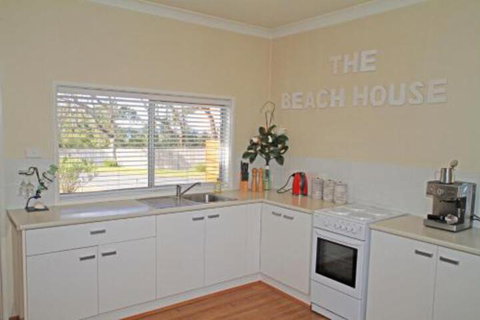 The Beach House In Berrara - Holiday Sunshine Coast 6