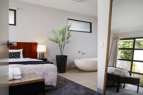 Lake Daylesford Lodge 7 - Holiday Sunshine Coast 6