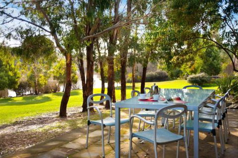 Lake Daylesford Lodge 7 - Holiday Sunshine Coast 1