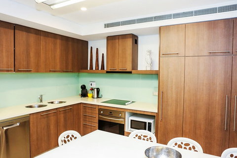 Temple 313 Recently Refurbished 3BR Apt - Holiday Sunshine Coast 2