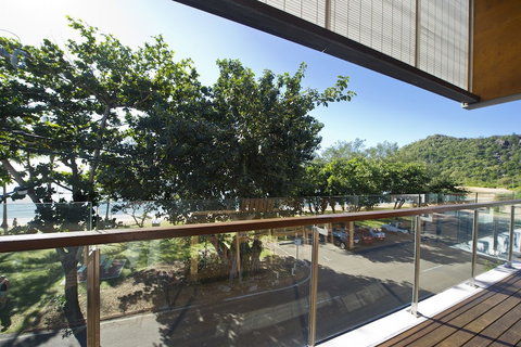 Maggies Beachfront Apt. 5 - Holiday Sunshine Coast 0