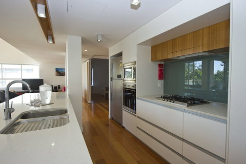 Maggies Beachfront Apt. 5 - Holiday Sunshine Coast 4