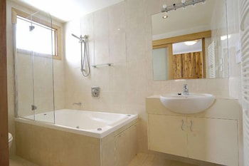Alpine Haven 2 - Holiday Sunshine Coast 4