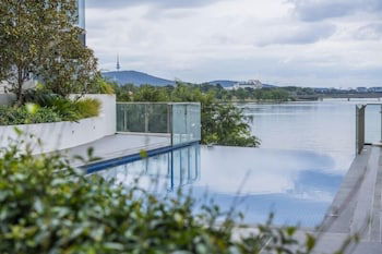 Accommodate Canberra - Lakefront - Holiday Sunshine Coast 2