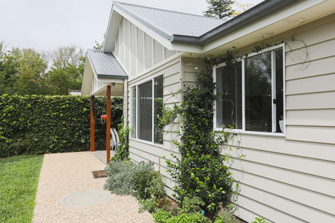 Armidale Cottage - Holiday Sunshine Coast 1