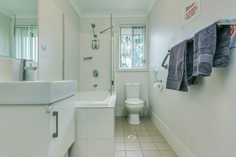 An Ideal Wine Country Getaway Villa - Holiday Sunshine Coast 3