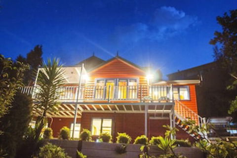 Artee House - A Bright Escape - Holiday Sunshine Coast 0