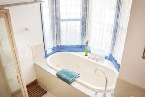 Artee House - A Bright Escape - Holiday Sunshine Coast 4