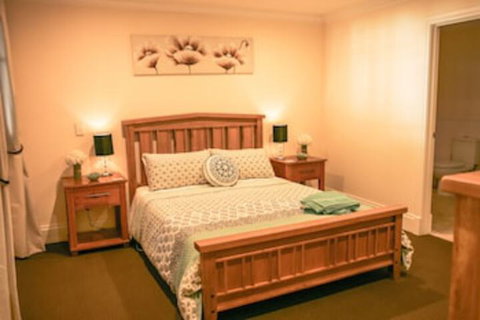 Oak Tree Cottage - Mundaring - Holiday Sunshine Coast 0