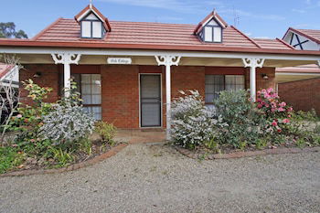 Oak Cottage - Tudor Village Unit 5 - Sunshine Coast Tourism 0