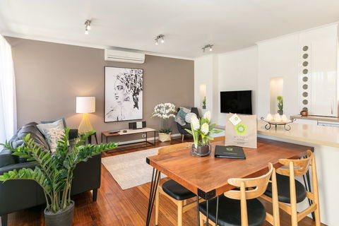 BOUTIQUE STAYS - Sandy Breeze 3 - Sunshine Coast Tourism 1