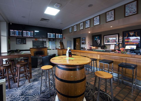 Nightcap At Rose & Crown Hotel - Holiday Sunshine Coast 6