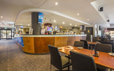 Nightcap At Rose & Crown Hotel - Holiday Sunshine Coast 5