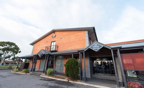 Nightcap At Rose & Crown Hotel - Holiday Sunshine Coast 0