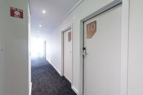 Nightcap At Rose & Crown Hotel - Holiday Sunshine Coast 3