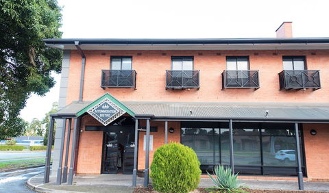 Nightcap At Rose & Crown Hotel - Holiday Sunshine Coast 1