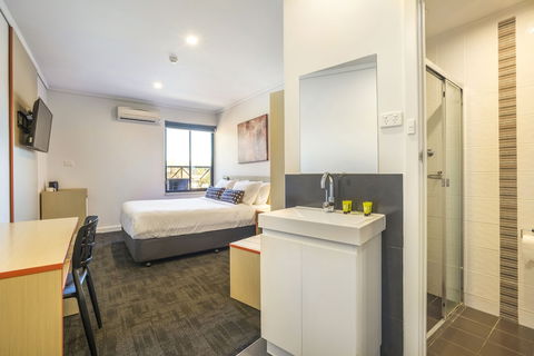 Nightcap At Rose & Crown Hotel - Holiday Sunshine Coast 2