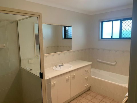 Gin Gin Budget Accommodation - Sunshine Coast Tourism 2