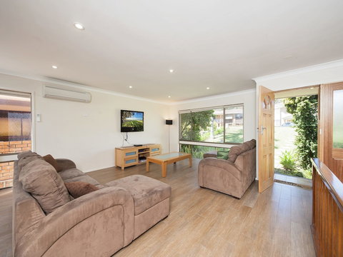 Neptunes Rest 55 Corrie Parade - Holiday Sunshine Coast 4