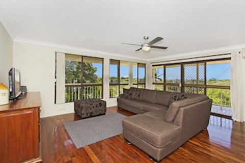 KINGSCLIFF HOLIDAY HOME On The HILL SYDS VIEW - Holiday Sunshine Coast 0