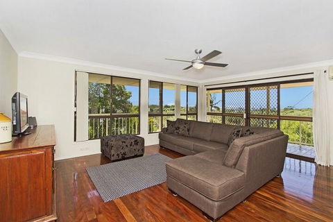 KINGSCLIFF HOLIDAY HOME On The HILL SYDS VIEW - Holiday Sunshine Coast 4