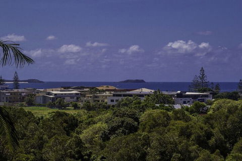KINGSCLIFF HOLIDAY HOME On The HILL SYDS VIEW - Holiday Sunshine Coast 2